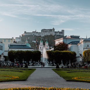 Stadt Salzburg - Mirabellgarten mit Blick auf die Festung Hohen Salzburg