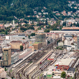 Innsbruck Bergisel - Blick auf den Innsbrucker Hauptbahnhof