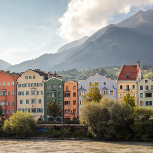 Innsbruck, Grüne Stadterlebnisse, Bunte Häuserzeile am Innufer