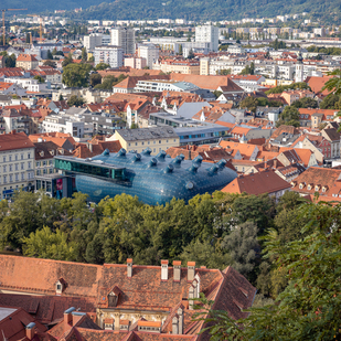 Green city experiences Graz, Schlossberg, view of the Kunsthaus Graz