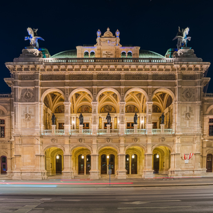 Vienna, State Opera, night shot