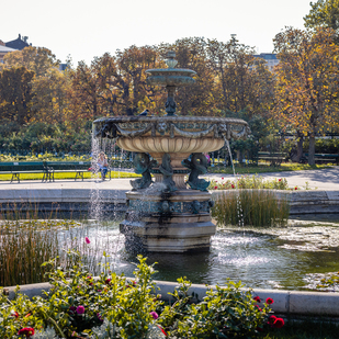 Plätschernder Brunnen im Volksgarten