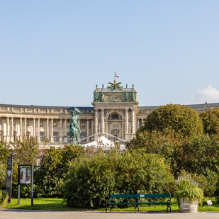 Volksgarten mit Blick auf Hofburg