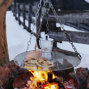 Lagerfeuer auf Hütte in Tirol