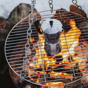 Lagerfeuer auf Hütte in Tirol mit Kaffeekanne