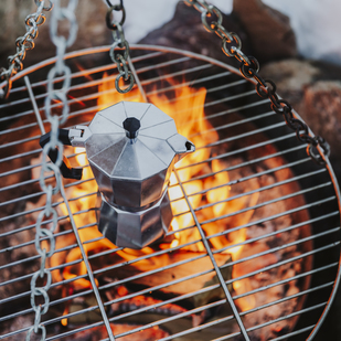 Lagerfeuer auf Hütte in Tirol mit Kaffeekanne