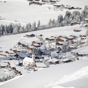Blick auf Dorf Alpbach im Winter