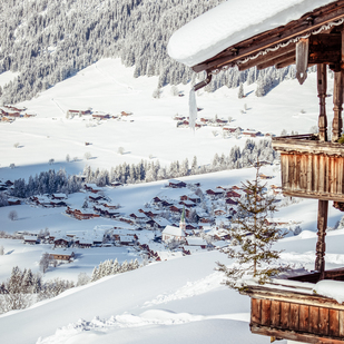 Blick auf Dorf Alpbach im Winter