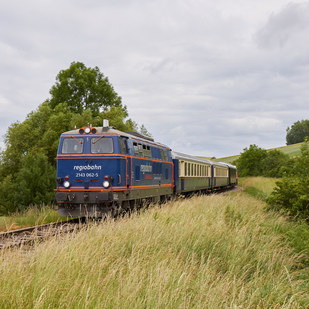 Erlebniszug Leiser Berge in Fahrt