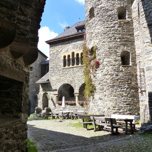 Burg Finstergrün Innenhof