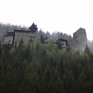 Burg Finstergrün im Nebel