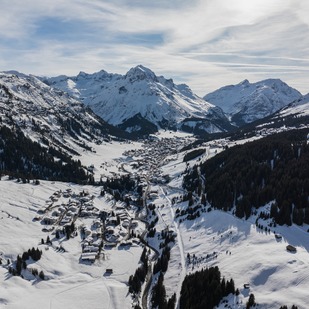 Lech im winterlichen Bergpanorama