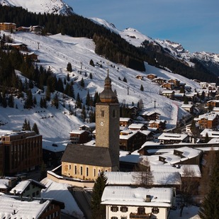 Dorfkirche in Lech im Winter