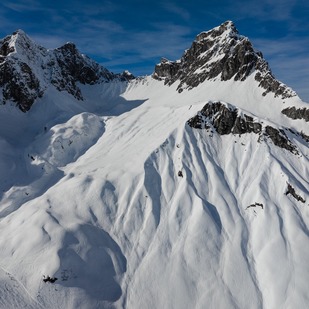 Verschneite Berglandschaft mit steiler Abfahrt
